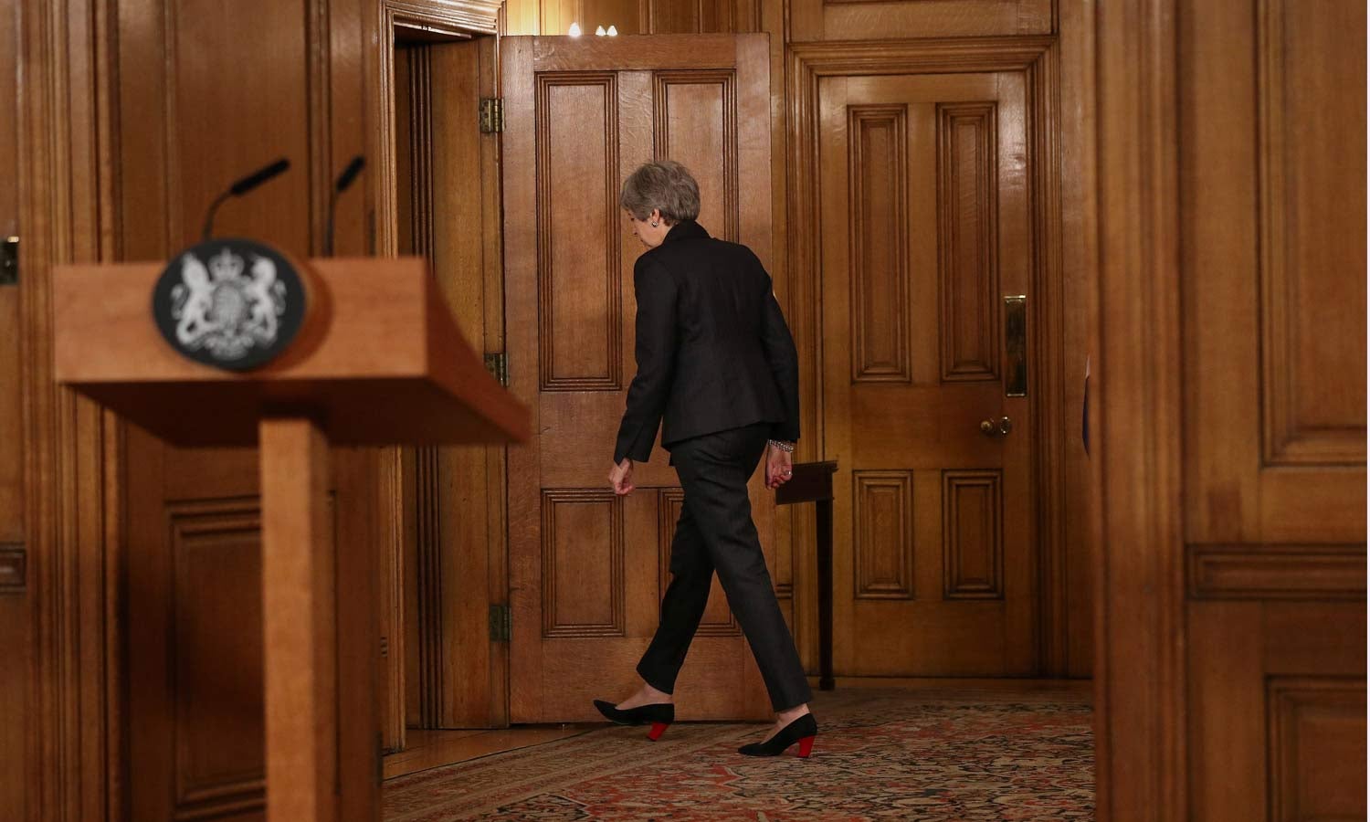 Theresa May fecha a porta a mais prolongamentos do Brexit