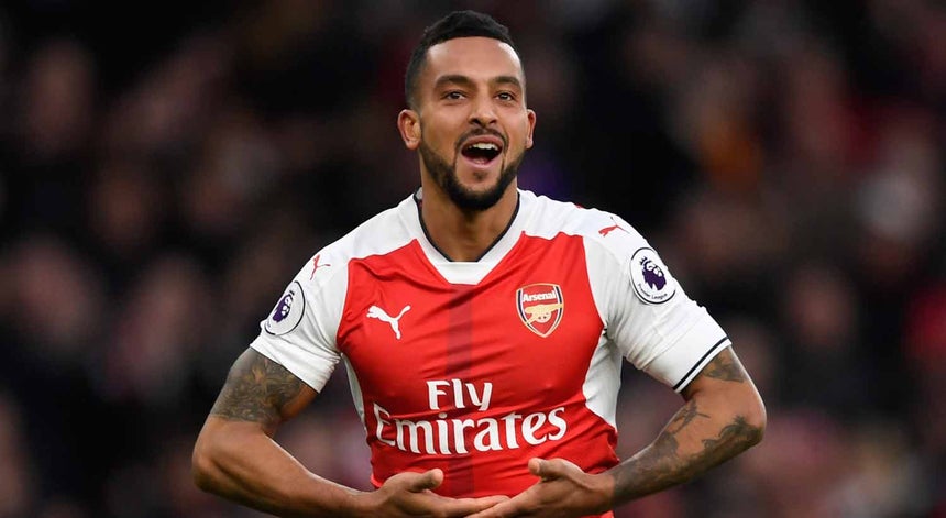 Arsenal vence e mant�m dist�ncias para o trio da frente