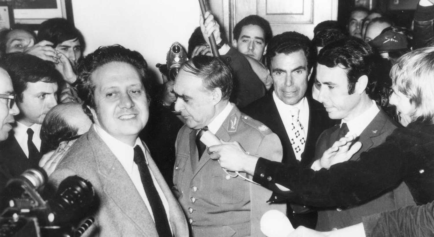 Revolu��o dos Cravos. Diplomata espanhol recorda pedido do PS a Franco