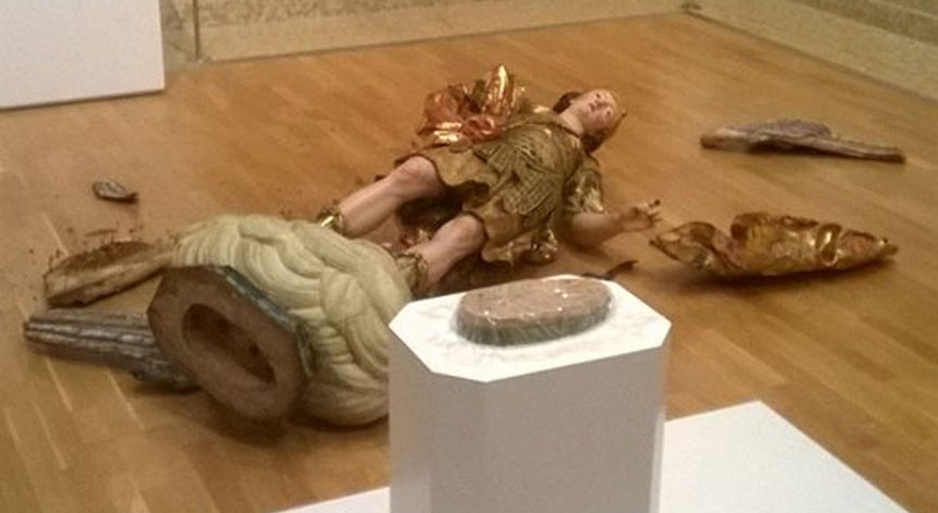 Acidente provoca danos em imagem de S�o Gabriel no Museu de Arte Antiga