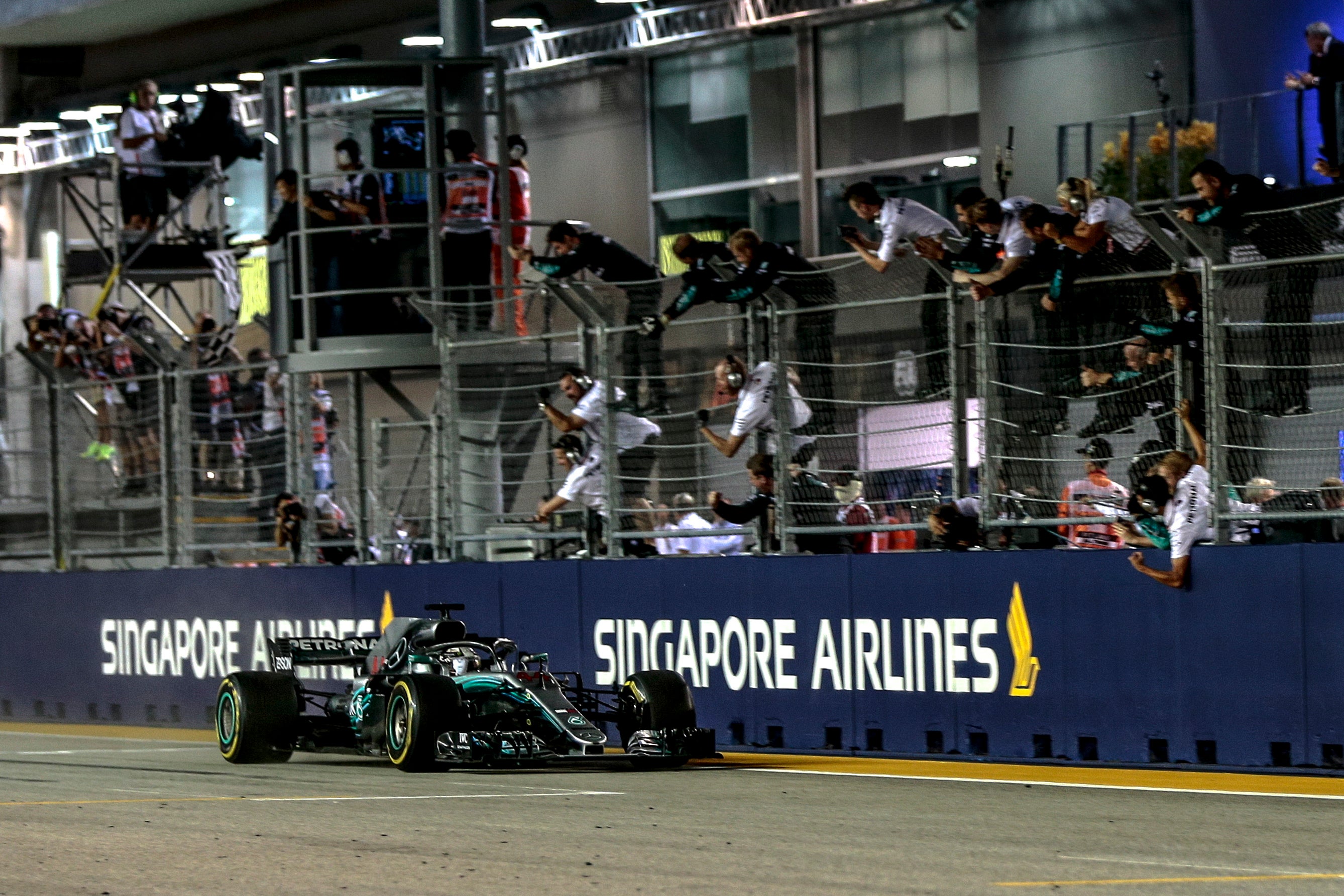 Hamilton triunfa em Singapura e t�tulo fica mais pr�ximo