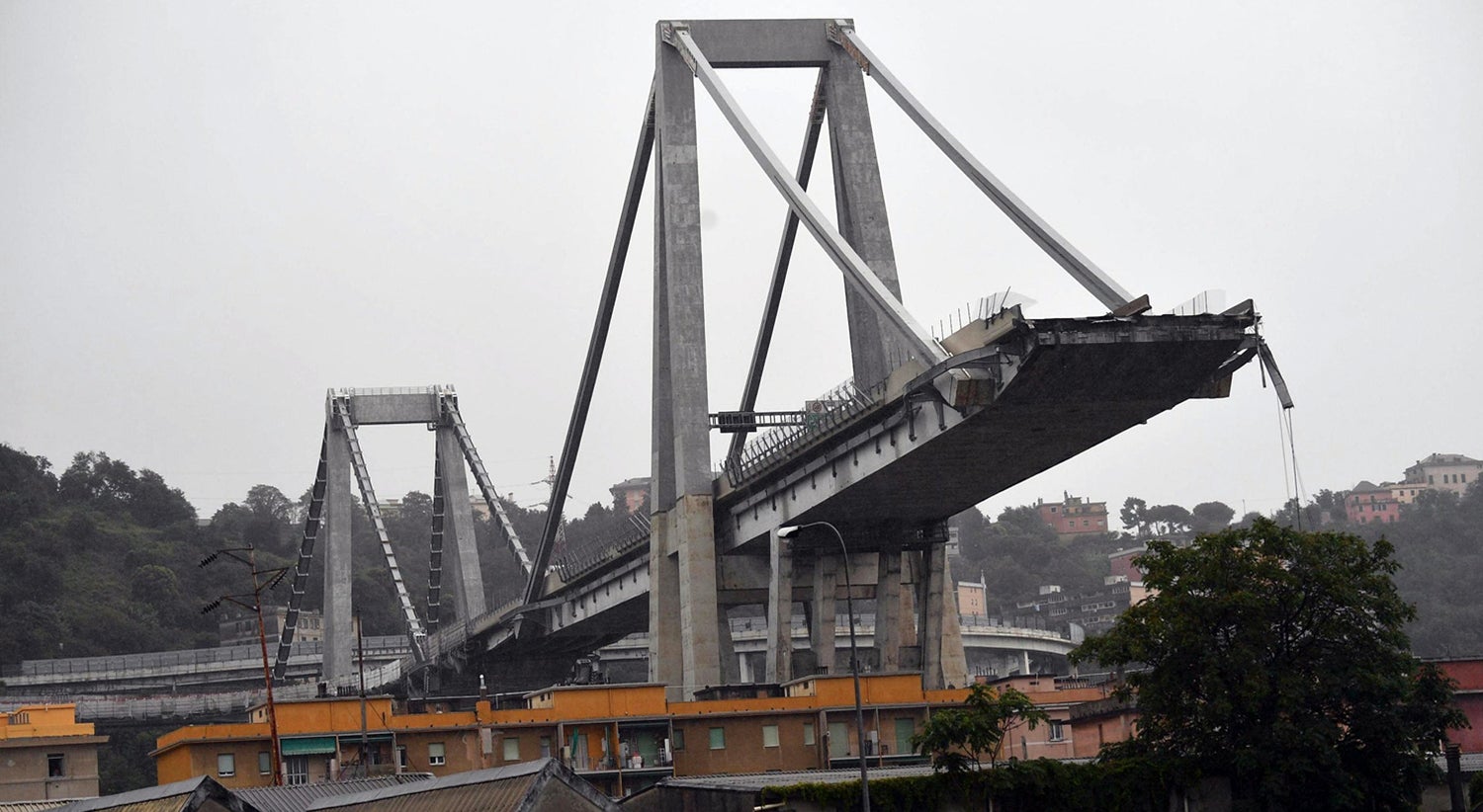 Ponte desaba em G�nova