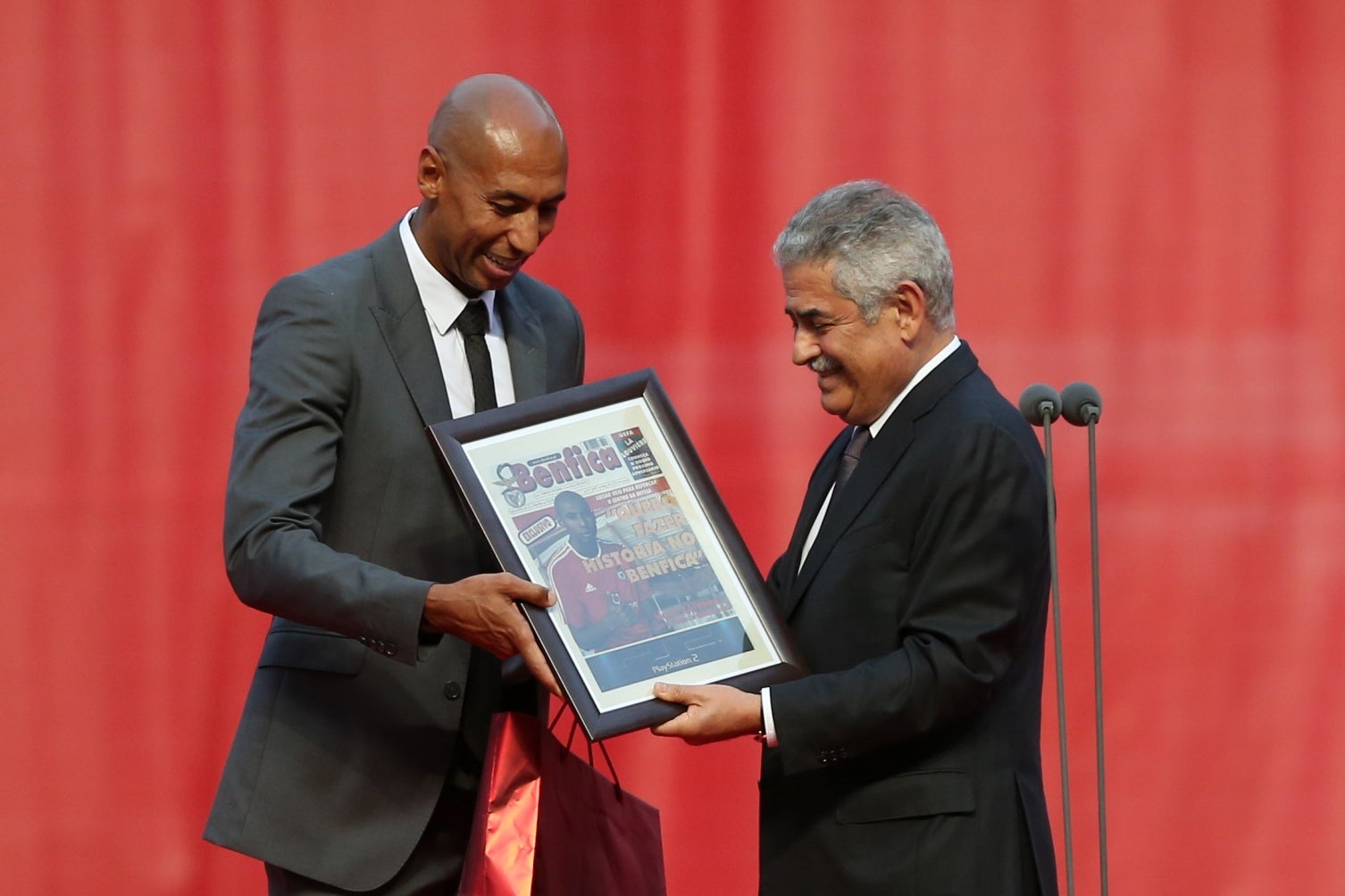 Luis�o termina a carreira com homenagem no Est�dio da Luz