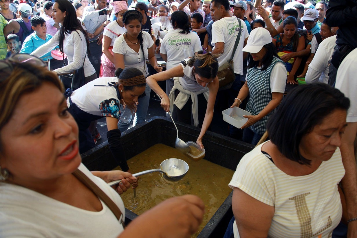 Venezuela. Sopa e medicamentos distribu�dos em Caracas por volunt�rios