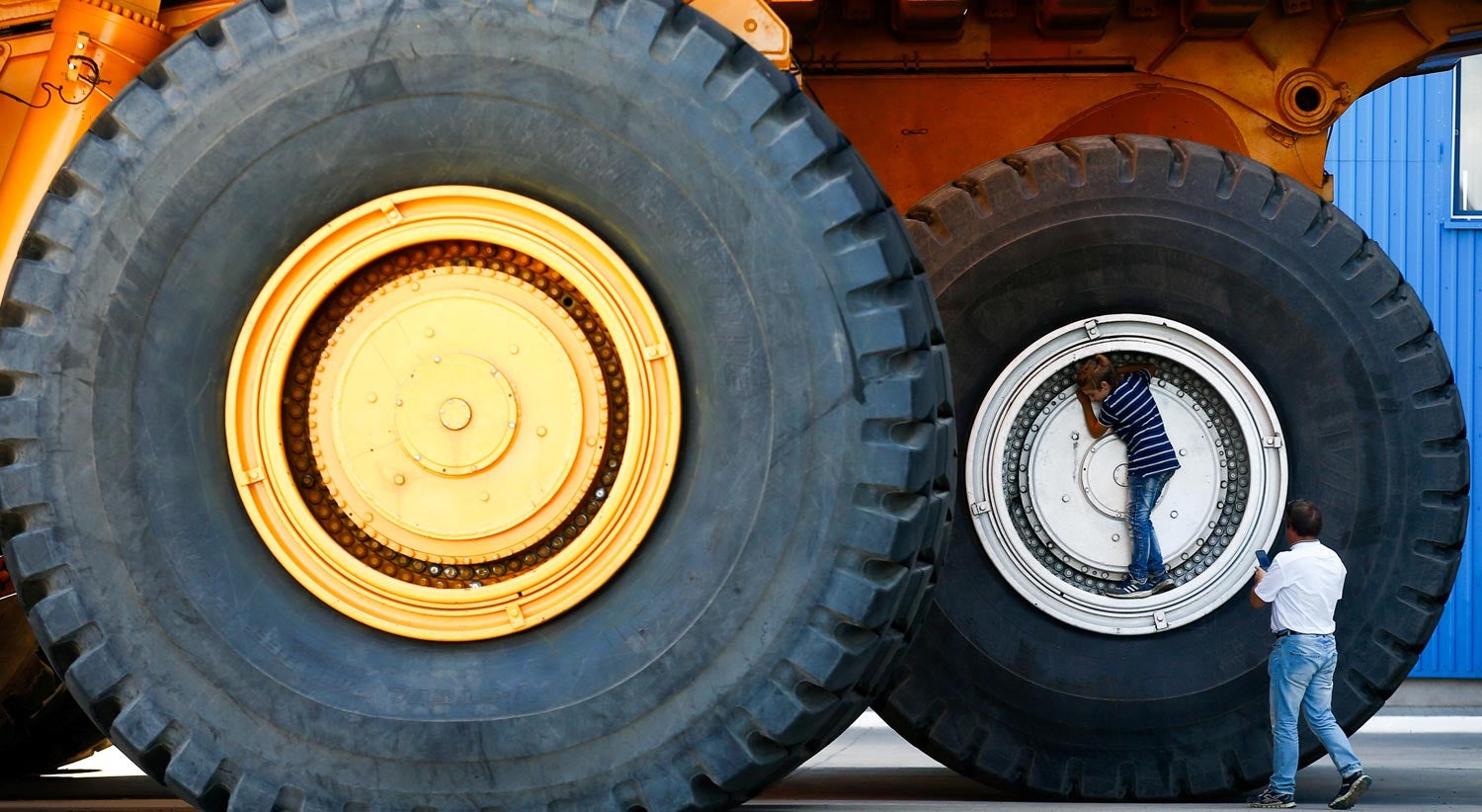 Quando uma crian�a cabe dentro de uma roda!