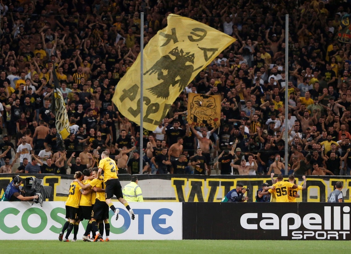 Orel Grinfeeld arbitra AEK Atenas-Benfica