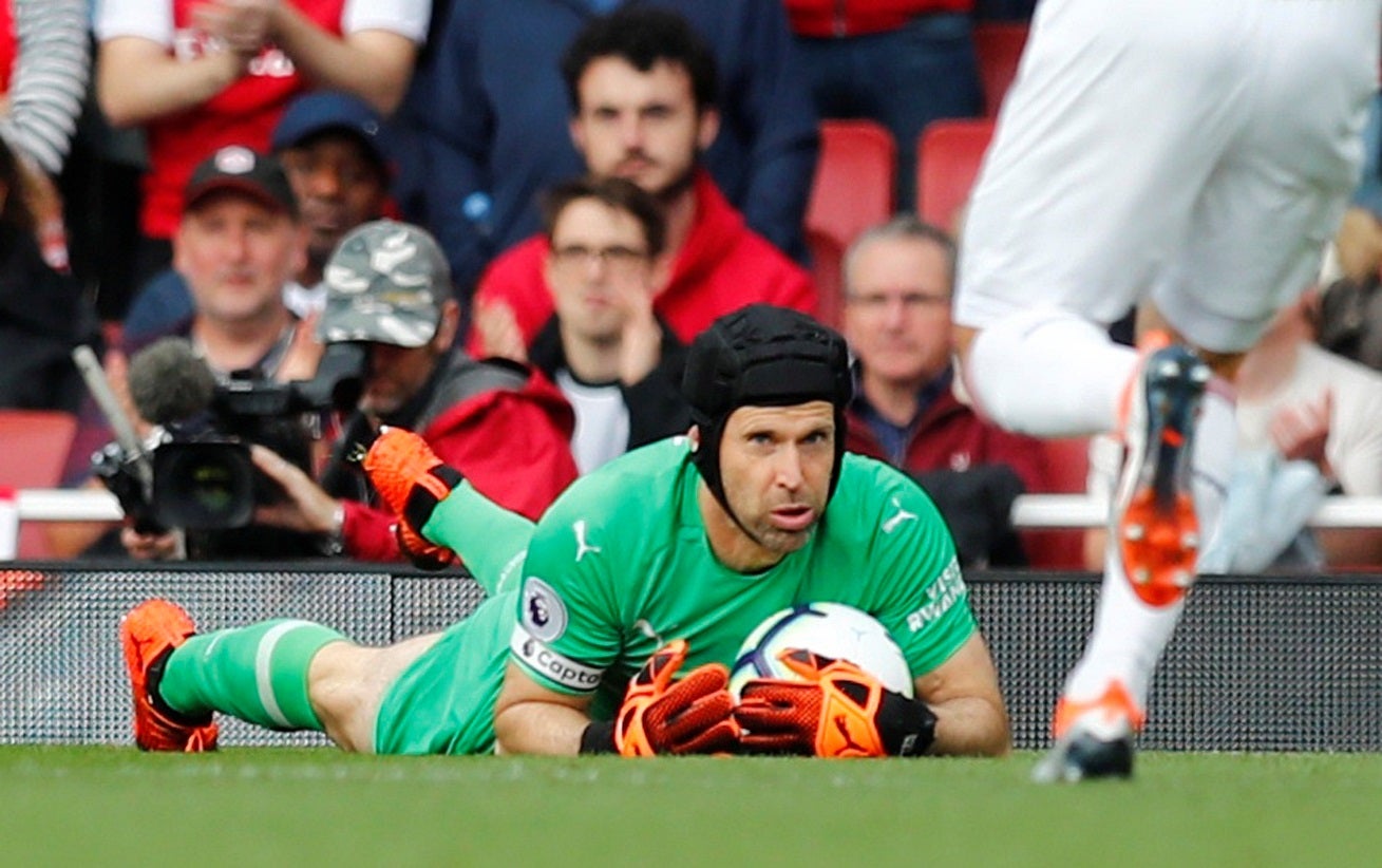 Petr Cech de fora por um m�s pode falhar jogos com Sporting