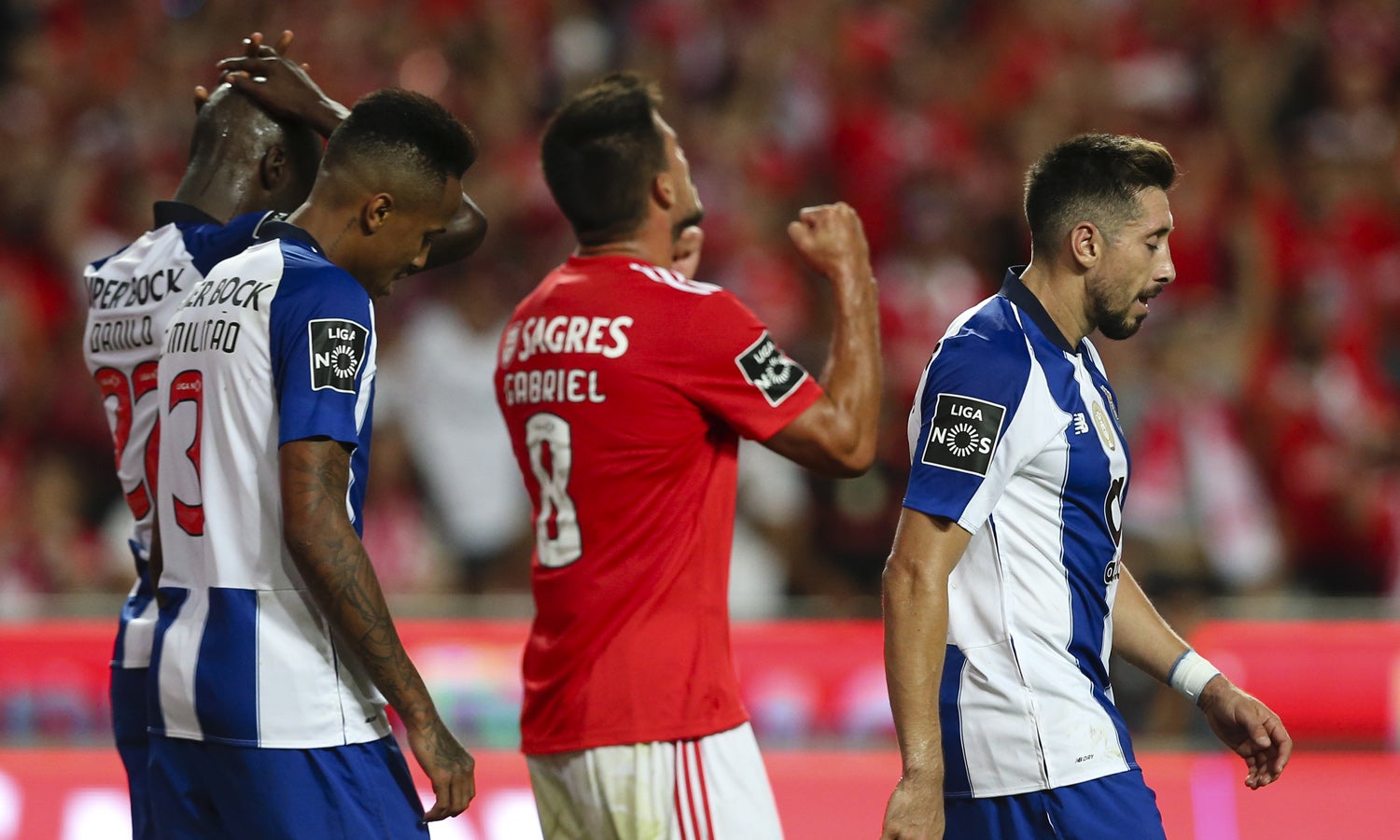 Benfica bate FC Porto quatro anos depois e sobe � lideran�a da I Liga