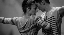 Imagem de No Escuro do Cinema Descal�o os Sapatos