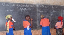 Imagem de Camar�es - Um Pa�s a Caminho da Escola