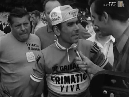 Contrarrelógio e Entrevista de Joaquim Agostinho no Final da Volta à França em Bicicleta.