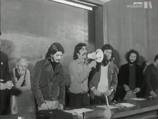 O 25 de Abril nas Escolas e nas Universidades