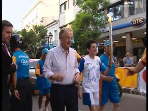 Rosa Mota com Facho Olímpico em Atenas 2004