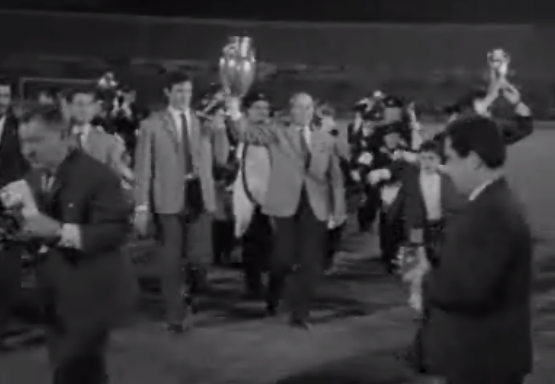 Futebol: equipa do Benfica regressa de Amesterdão