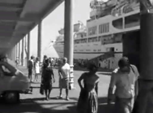 Turistas chegam a bordo do cruzeiro Nevasa