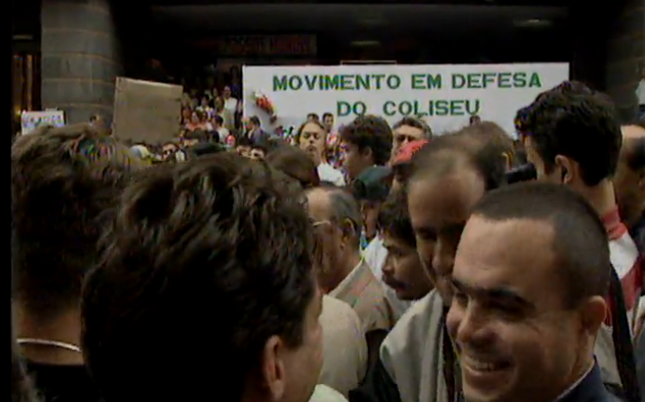 Manifestantes contra venda do Coliseu do Porto