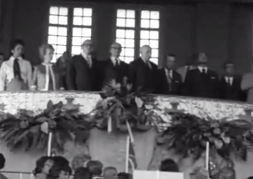 Chefe de Estado assiste a desfile no Estádio Vasco da Gama