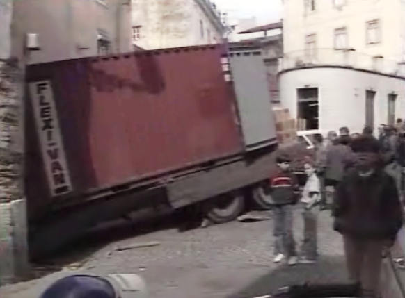 Acidente com camião num prédio