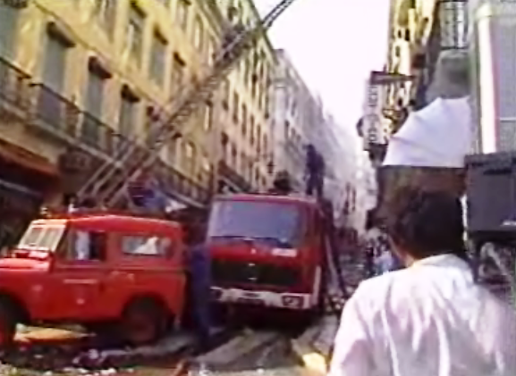 Bombeiros combatem incêndio na rua Nova do Almada