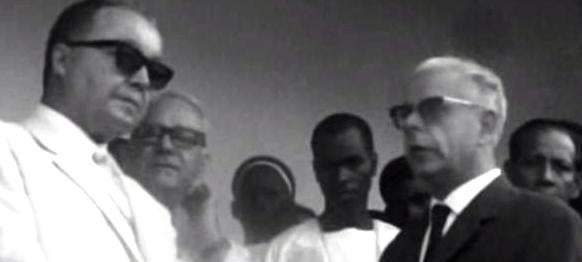 Arnaldo Schulz visita uma Escola na Guiné