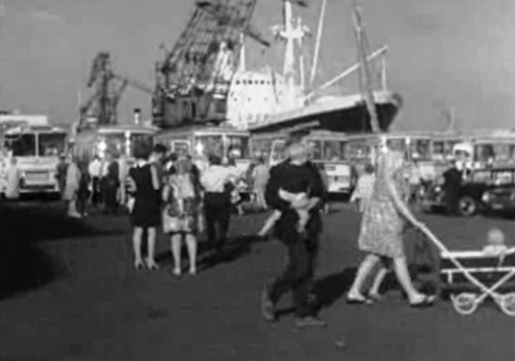 Chegada de turistas ao cais da Rocha Conde de Óbidos