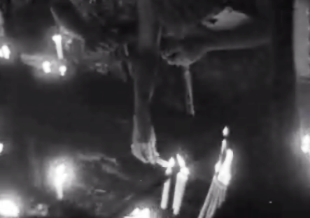 Devotos no altar de Santa Teresa no Brasil