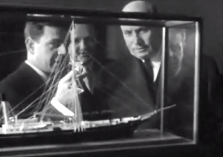 Américo Tomás visita exposição da Marinha