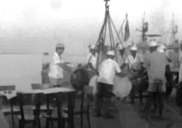 General António de Spínola observa gruas em Bissau