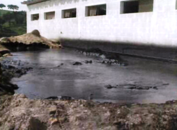 Aterro clandestino de resíduos tóxicos industriais