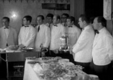 Aula prática do curso de aperfeicoamento de mesa e cozinha no Estoril