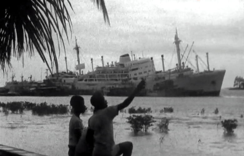 Paquete Niassa ancorado em Bissau