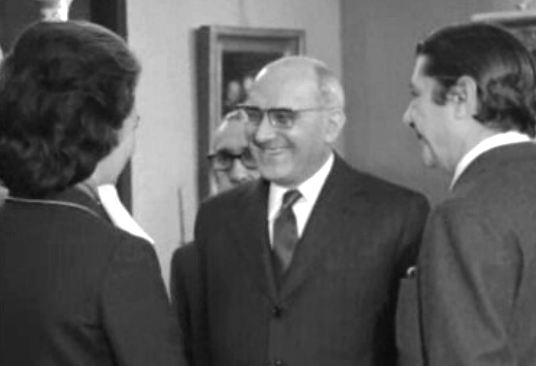 Caetano visita o VI Salão de Antiguidades da FIL