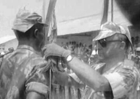 General Spínola preside cerimónia de juramento de bandeira na Guiné