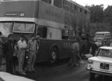 Extinção de incêndio de motor de autocarro e remoção de destroços