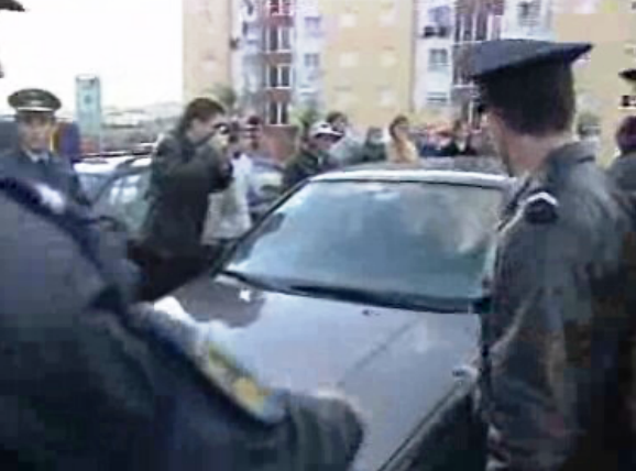 Moradores invadem casas