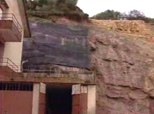 Desabamento de muro ameaça prédio