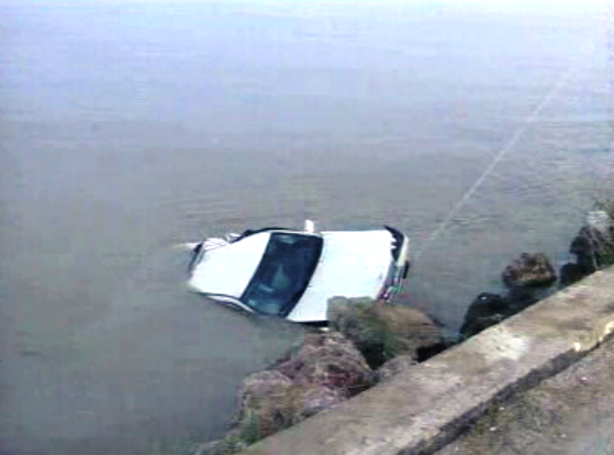 Automóvel cai no Guadiana