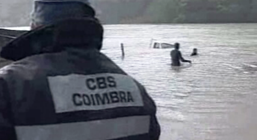 Tentativa de travessia do rio Mondego com carrinha