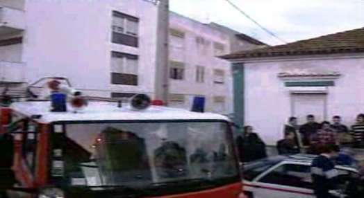Homem barricado em prédio na Costa de Caparica