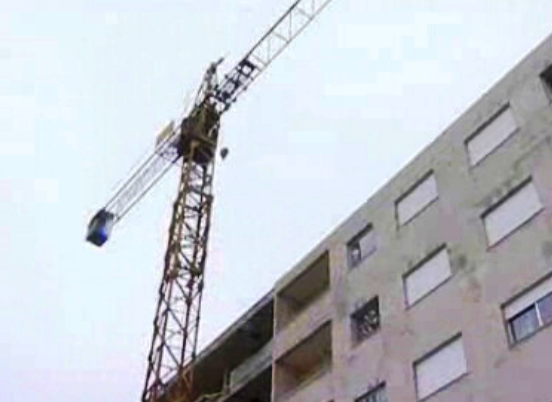 Grua ameaça casas