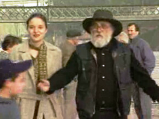 Escultor José Rodrigues sobre a Porto 2001