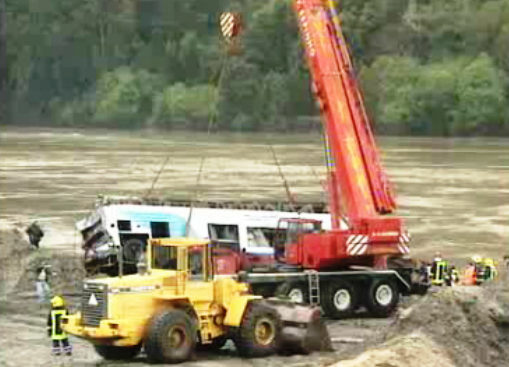 Autocarro é retirado do rio Douro