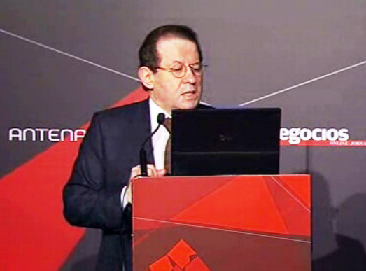 Vítor Constâncio sugere subida de impostos