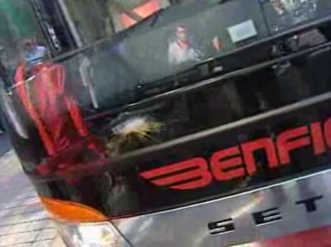 Comitiva do Benfica apedrejada a caminho do Porto