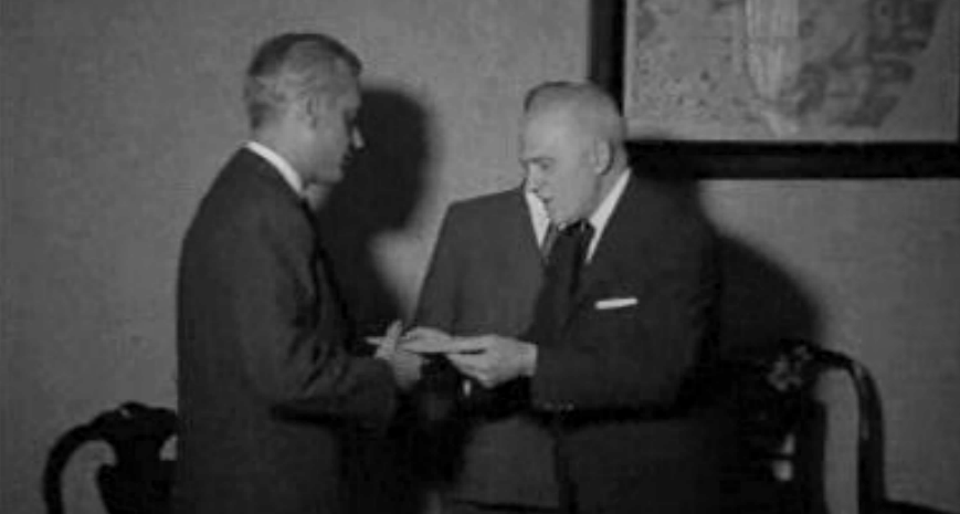 Comandante do “Santa Maria” recebe diploma