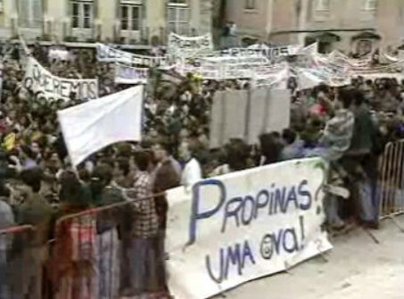Estudantes manifestam-se contra a Lei das Propinas