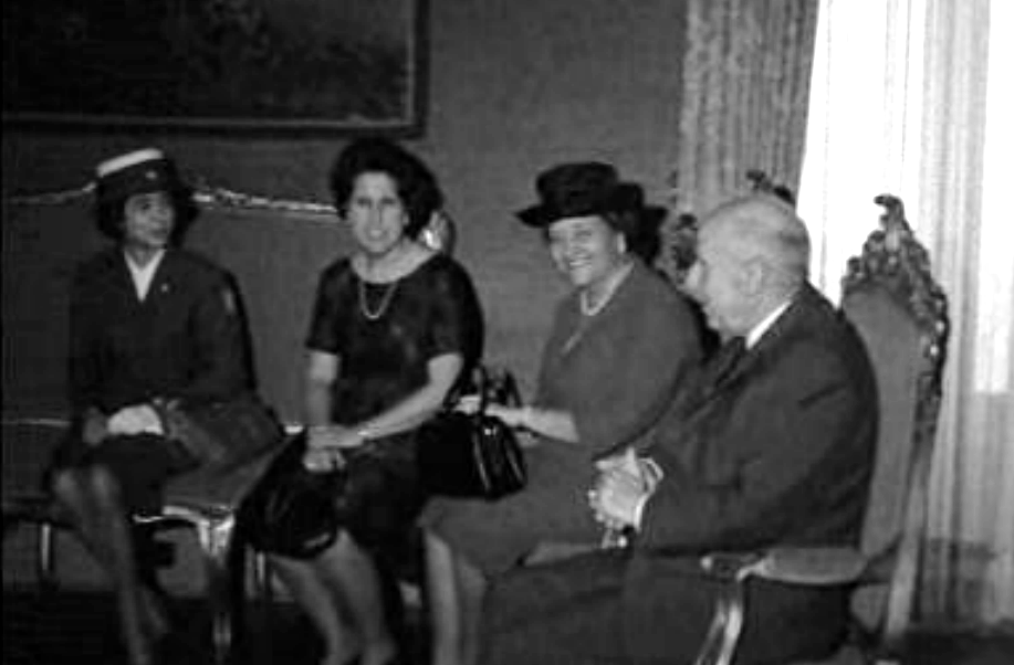 Américo Tomás recebe a Cruz Vermelha Portuguesa