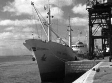 Navio frigorífico dinamarquês “Dita Smits” atracado em Lisboa