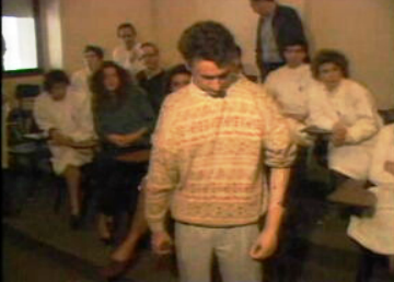 Doente com braço robotizado