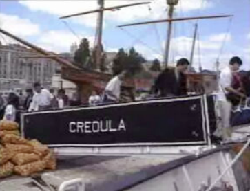 Jovens embarcam no “Creoula”